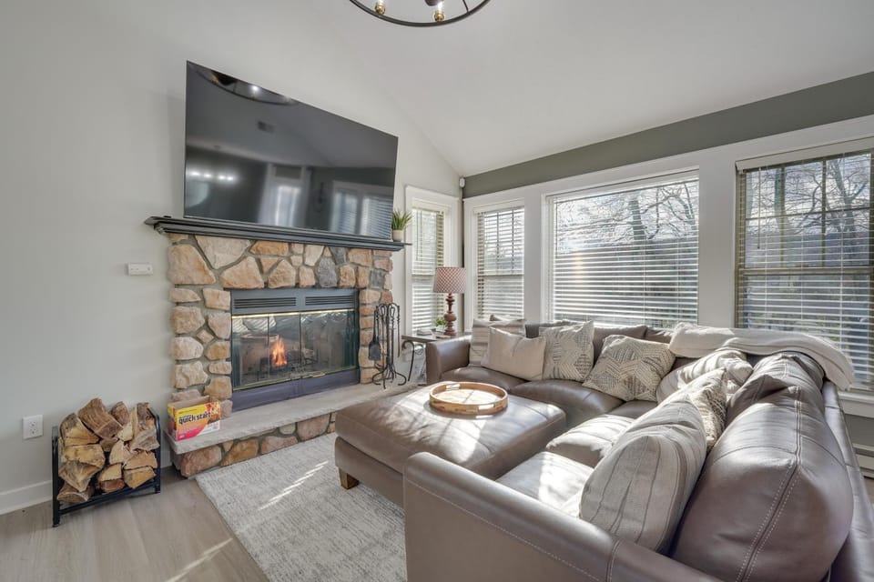 1 Mi to Waterpark: Mtn-View Poconos Hideaway! House in Pocono Mountains