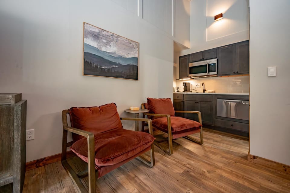 Cove Creek Lodge 212 Dog Friendly Standard Double Queen Room House in Deep Creek Lake