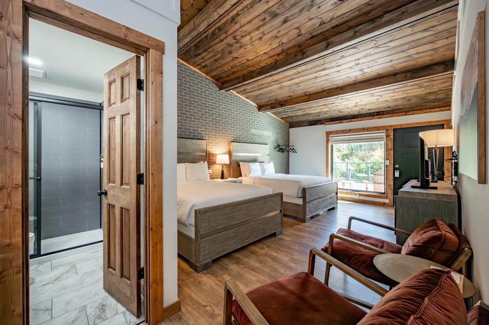 Cove Creek Lodge 212 Dog Friendly Standard Double Queen Room House in Deep Creek Lake