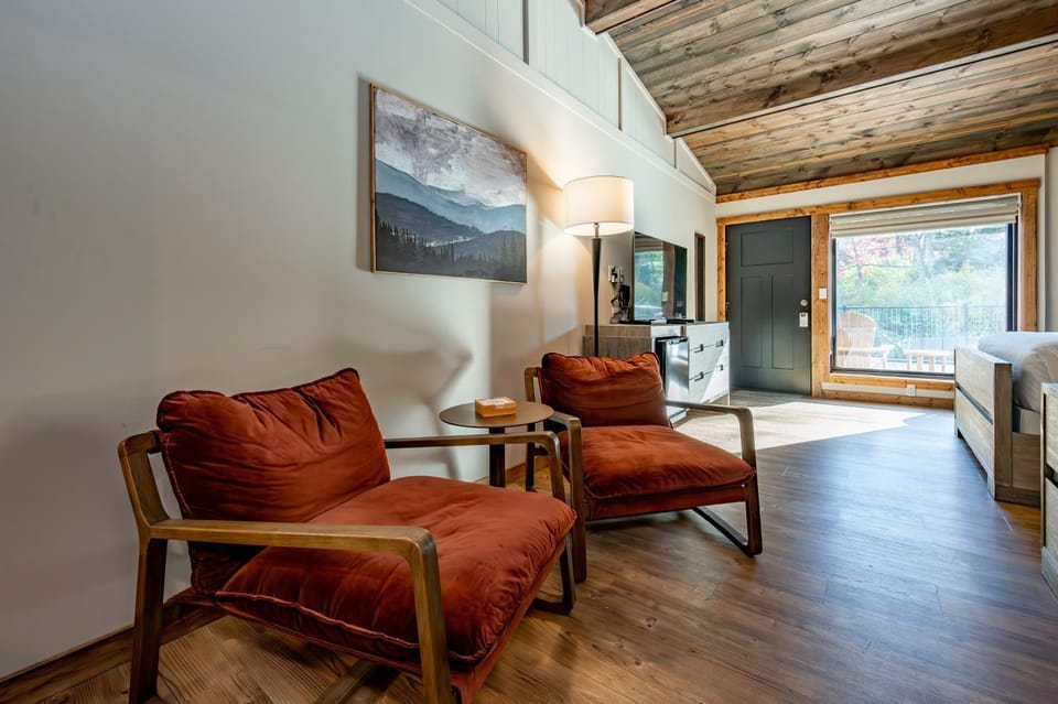 Cove Creek Lodge 213 Dog Friendly Standard Double Queen Room House in Deep Creek Lake