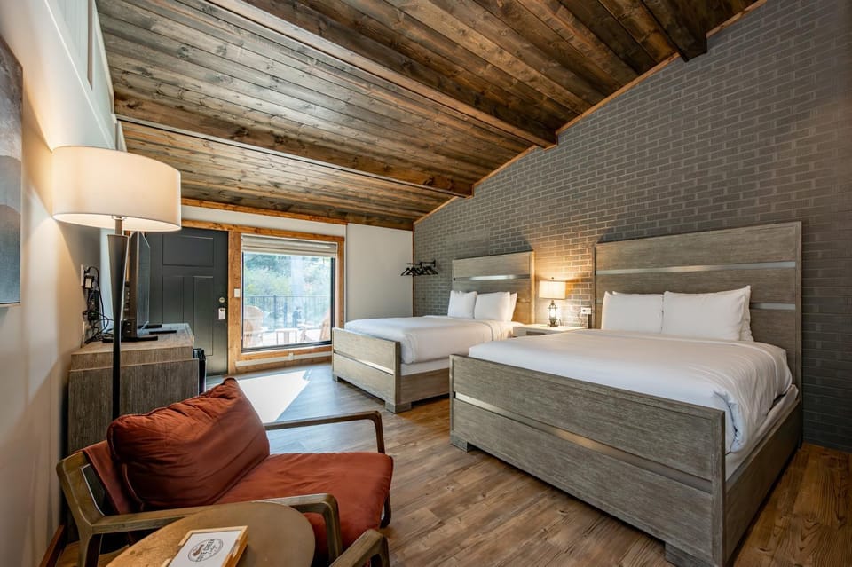 Cove Creek Lodge 213 Dog Friendly Standard Double Queen Room House in Deep Creek Lake