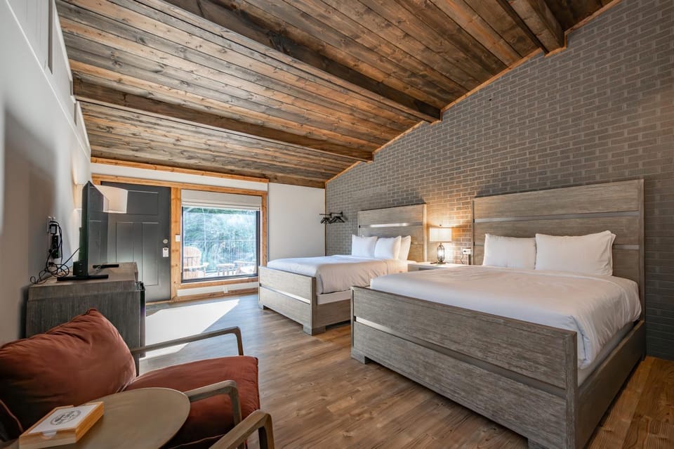 Cove Creek Lodge 216 Lakeside Double Queen Room House in Deep Creek Lake