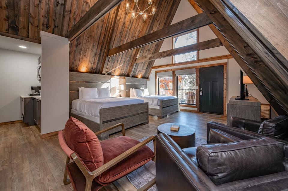 Cove Creek Lodge 217 Lakeside Double Queen Fireplace Room House in Deep Creek Lake