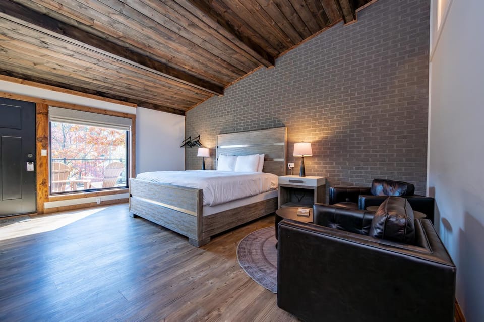 Cove Creek Lodge 219 Lakeside Executive King Suite House in Deep Creek Lake
