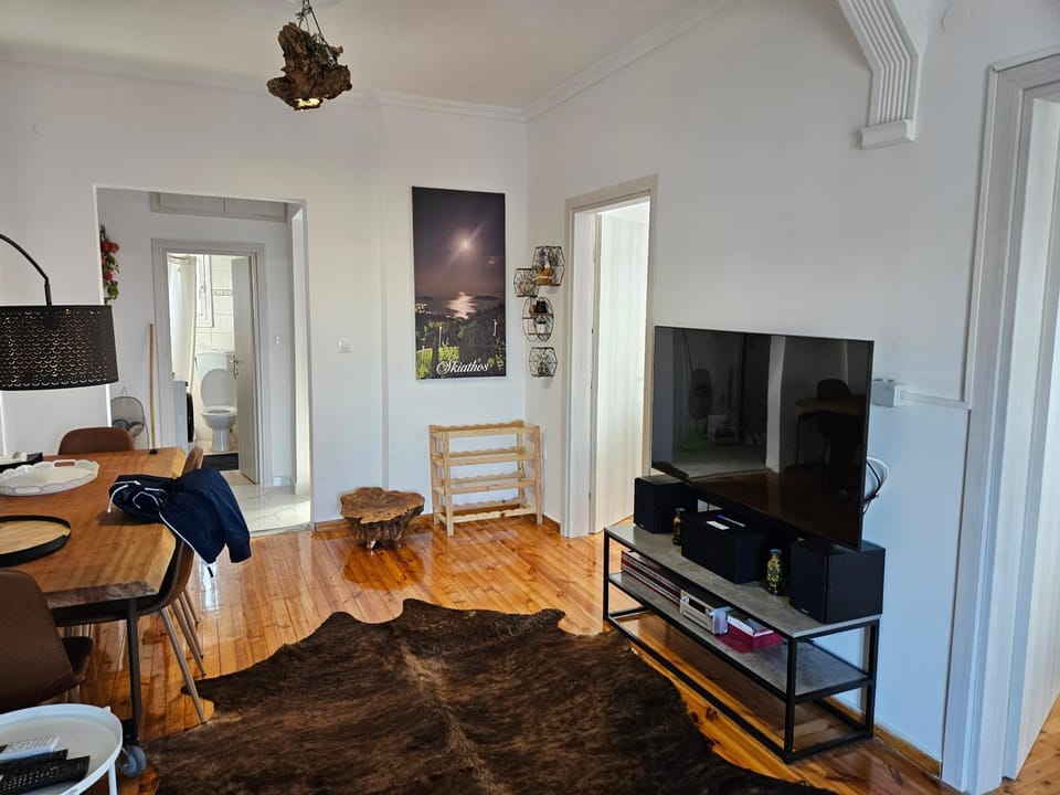TV and multimedia, Living room, Seating area, Dining area