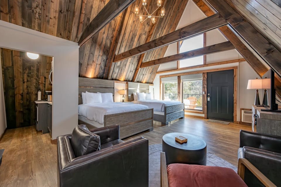 Cove Creek Lodge 220 Lakeside Double Queen Fireplace Room House in Deep Creek Lake