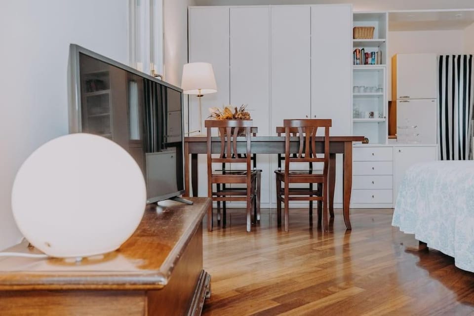 Bed, TV and multimedia, Living room, Seating area, Dining area