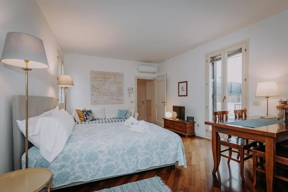 Bed, Living room, Photo of the whole room, Seating area, Dining area, Bedroom
