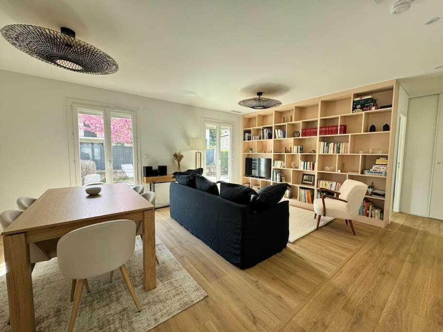 Library, TV and multimedia, Living room, Seating area, Dining area