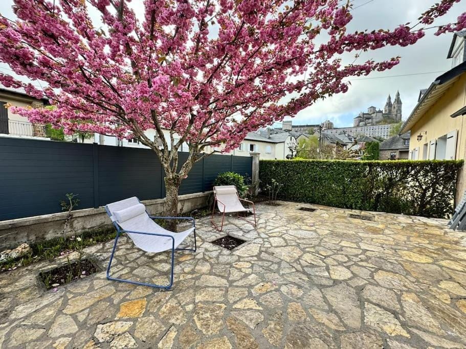 Patio, Garden, Garden view, Landmark view, sunbed