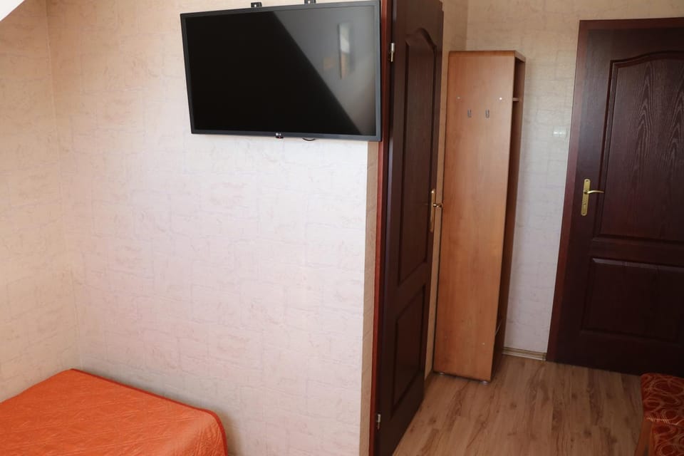Communal lounge/ TV room, TV and multimedia, wardrobe
