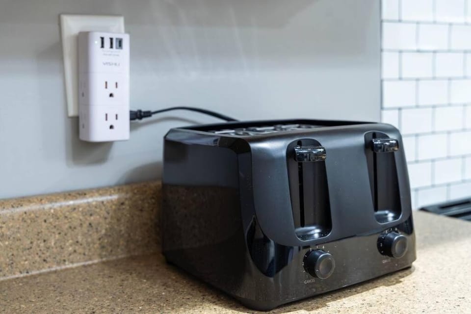 Family-Owned 3 Bedroom with all Amenities including Coffee Machine, Parking, Fast WiFi House in Hillsdale