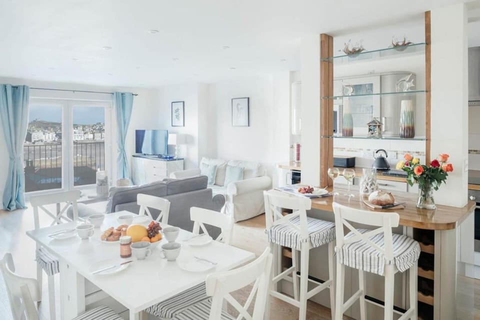Kitchen or kitchenette, Living room, Seating area, Dining area