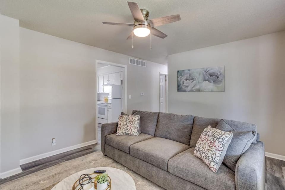 Andover Abode - sleeps 6 House in Kansas