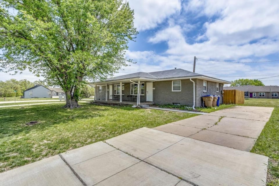 Andover Abode - sleeps 6 House in Kansas