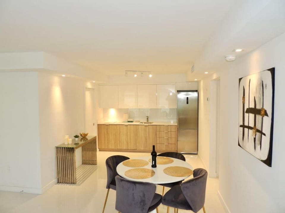 Lux design 2 bedroom unit sleep 4 in SoBe bst area House in South Beach Miami