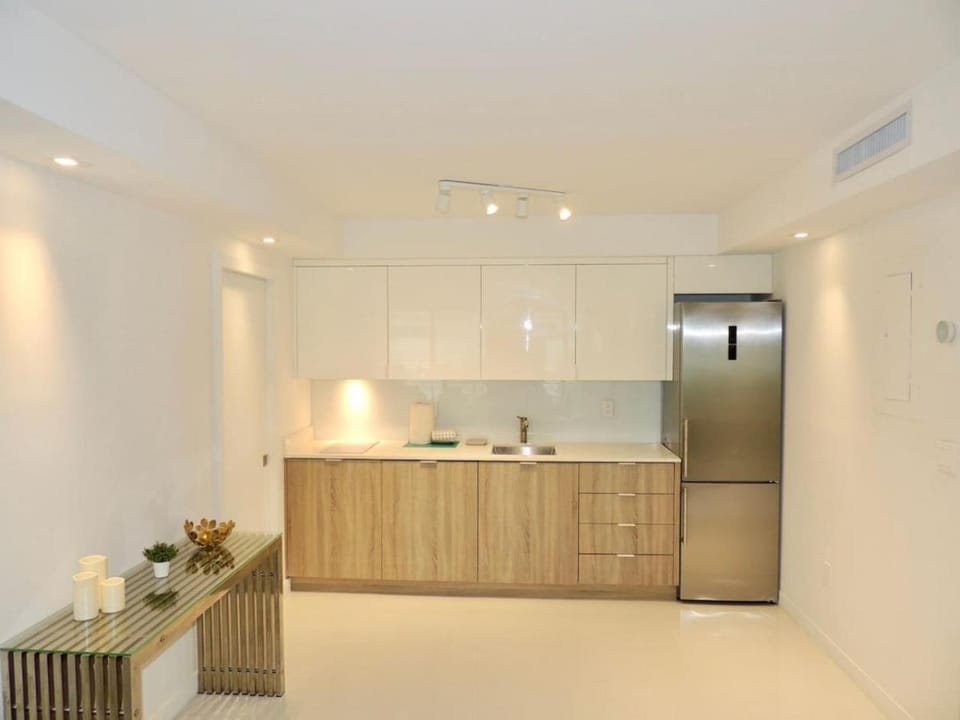 Lux design 2 bedroom unit sleep 4 in SoBe bst area House in South Beach Miami