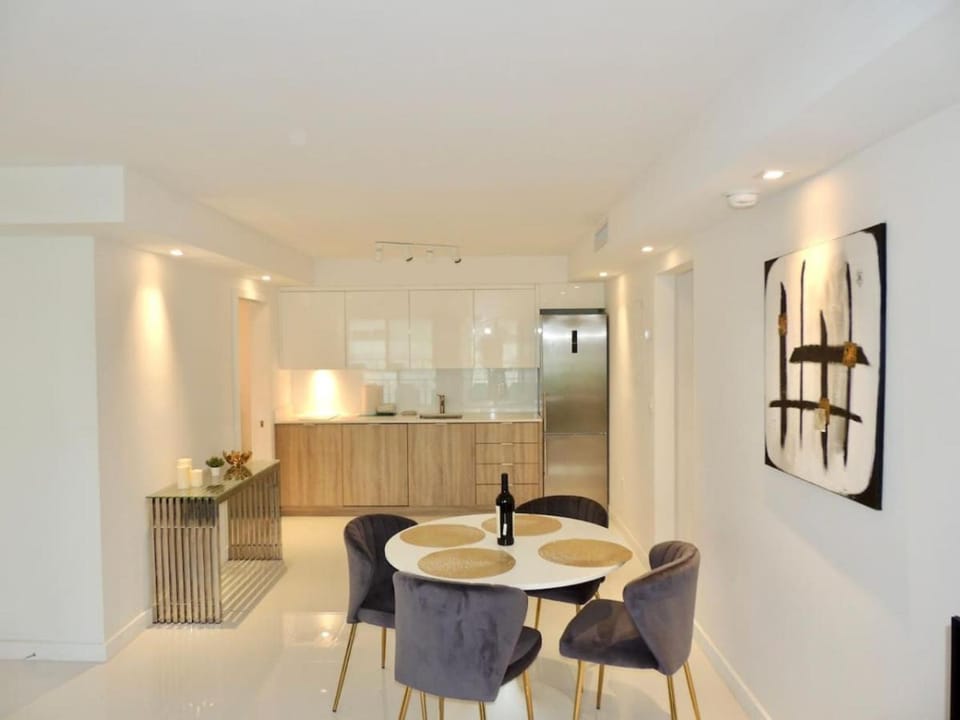 Lux design 2 bedroom unit sleep 4 in SoBe bst area House in South Beach Miami