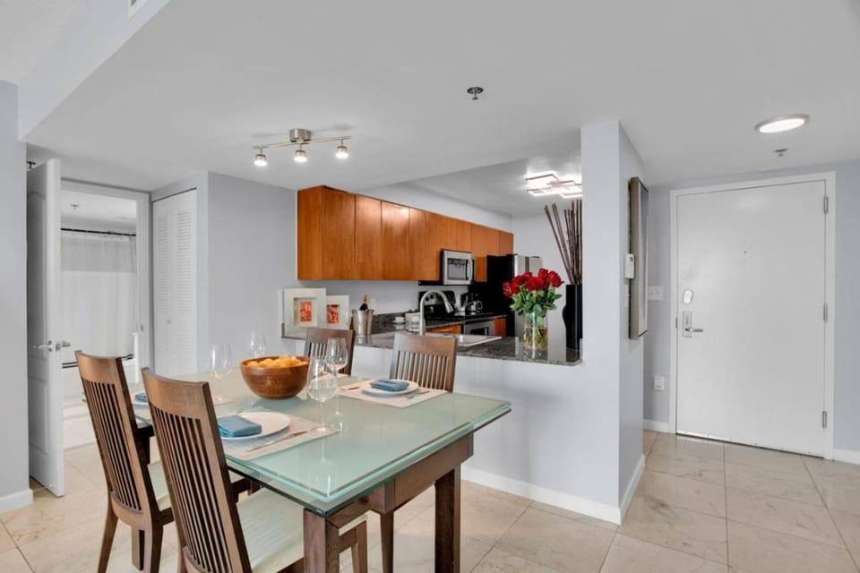 Brickell Bay Exclusive 2BR Condo Getaway with Sofa Bed Apartment in Brickell