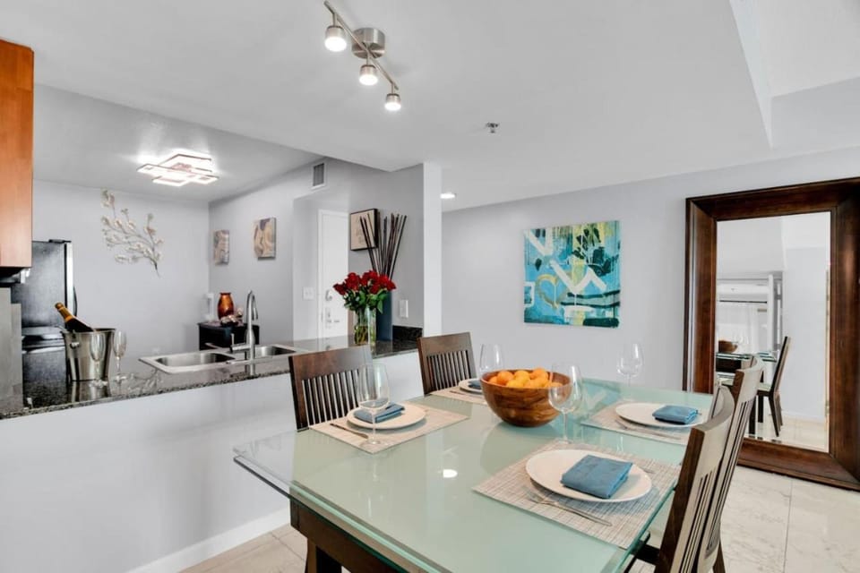 Brickell Bay Exclusive 2BR Condo Getaway with Sofa Bed Apartment in Brickell