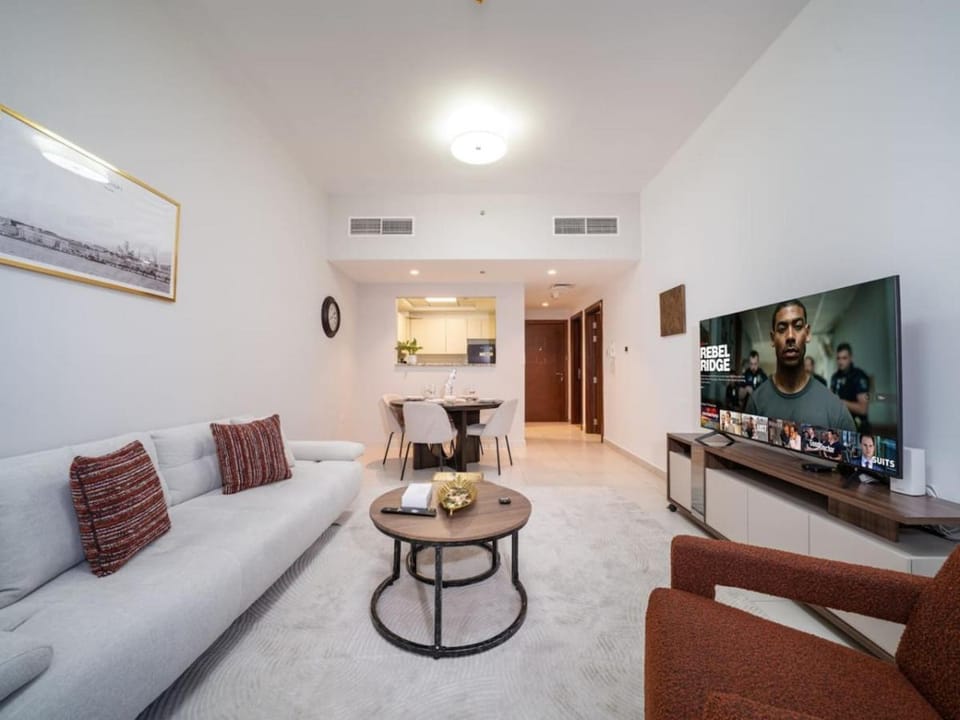 TV and multimedia, Kitchen or kitchenette, Living room, Seating area, Dining area