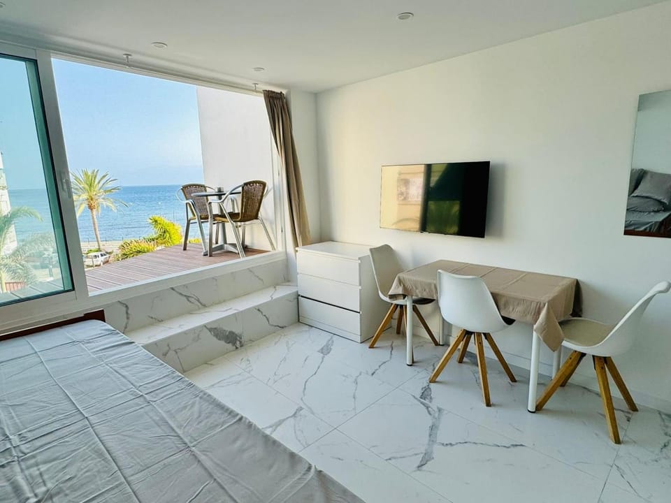TV and multimedia, Living room, Seating area, Dining area, Sea view