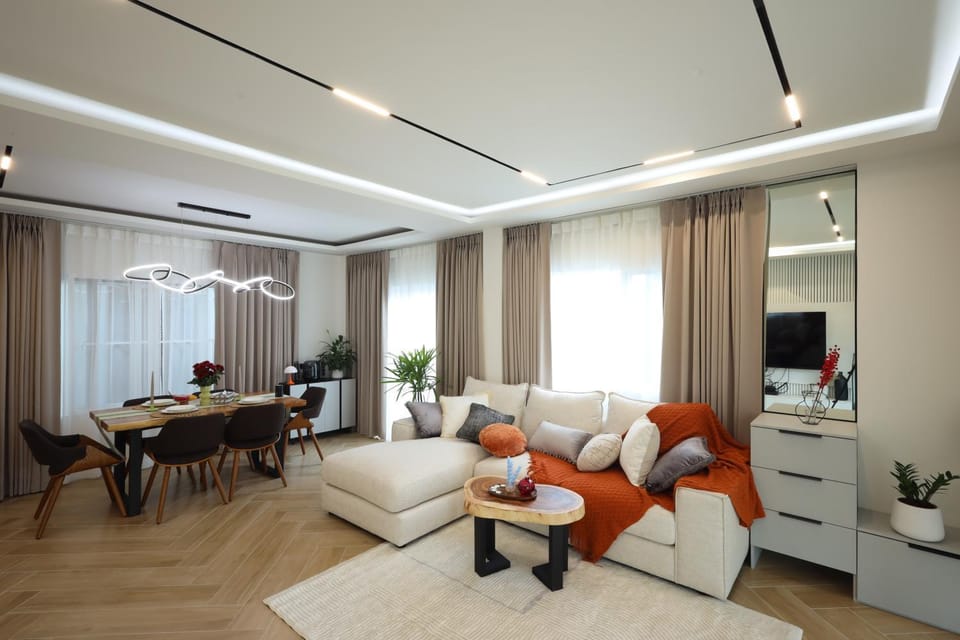 Communal lounge/ TV room, Day, TV and multimedia, Living room, Photo of the whole room, Seating area, Dining area, Lunch, furniture