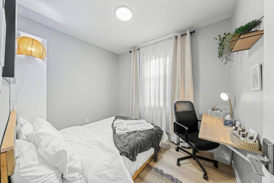 Bed, Photo of the whole room, Bedroom