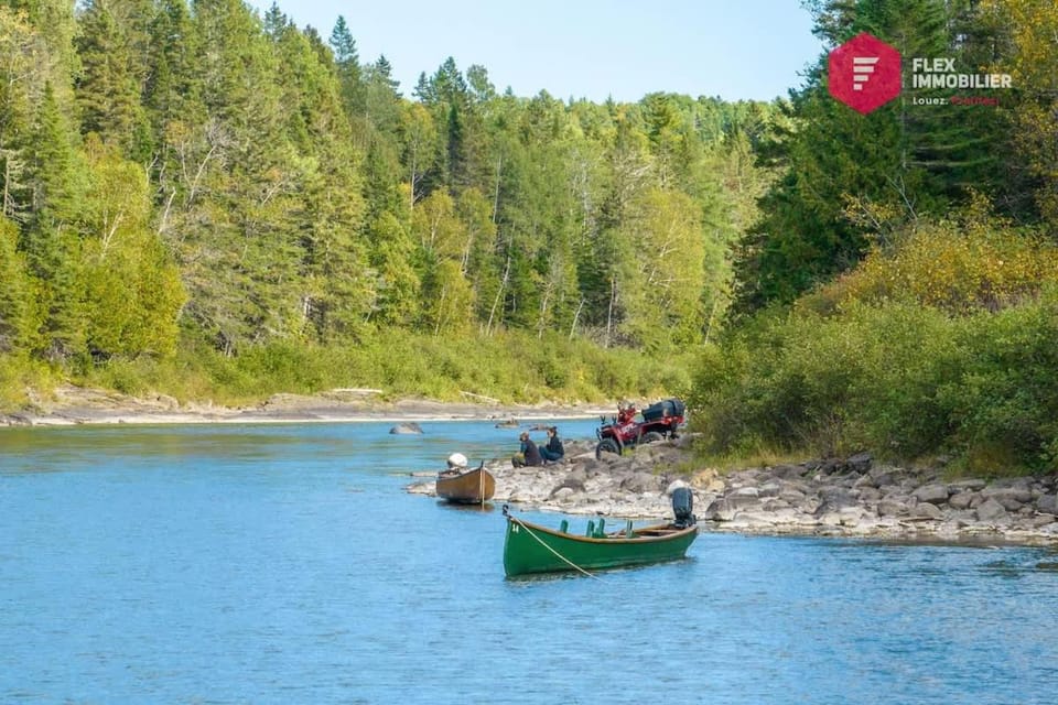 Le Singing Salmon de Bonaventure - Chalet autonome Bord de rivière - Gaspésie House in New Brunswick