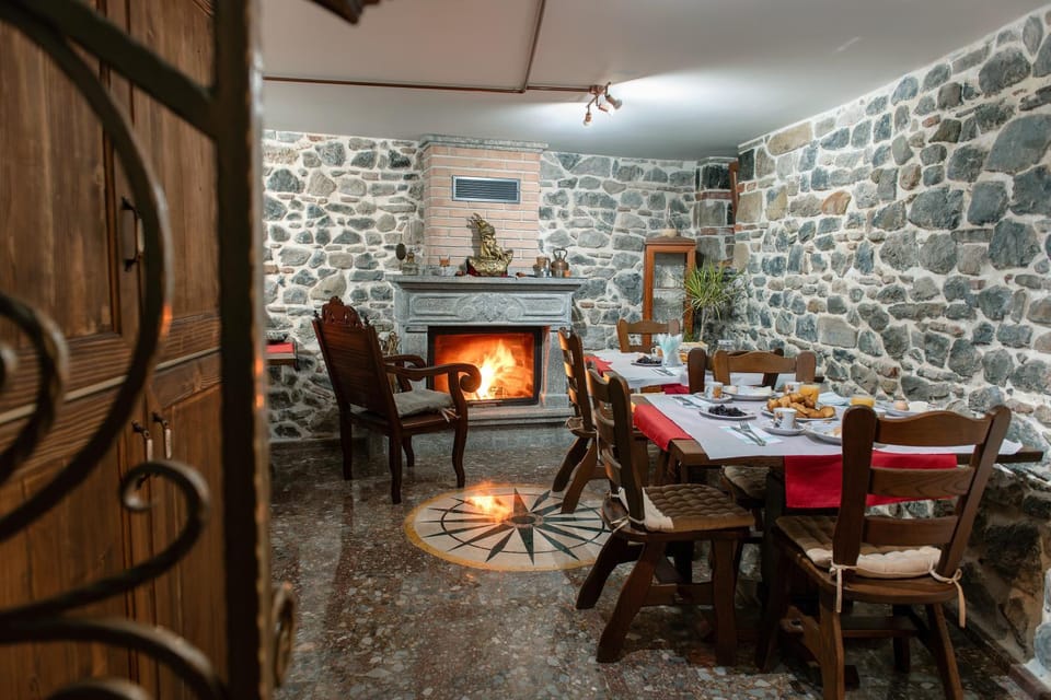 Seating area, Dining area, fireplace