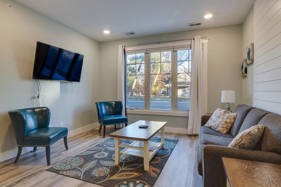 Front Street Retreat! Cozy Traverse City Condo House in Traverse City