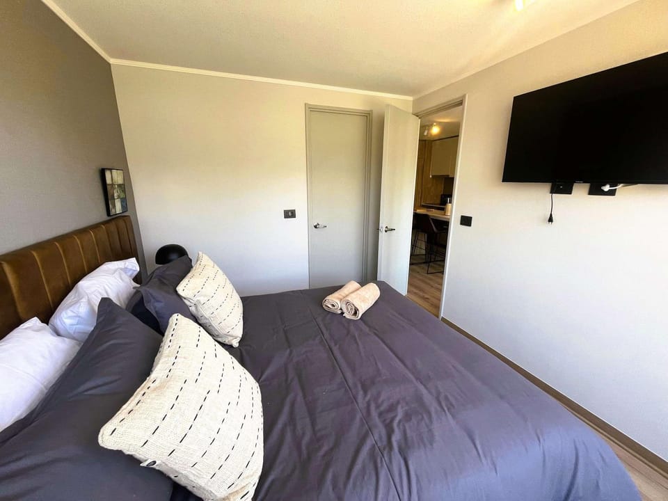 Bed, TV and multimedia, Photo of the whole room, Bedroom