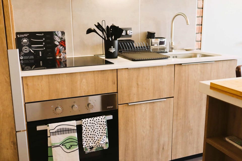 Coffee/tea facilities, Kitchen or kitchenette, oven, stove
