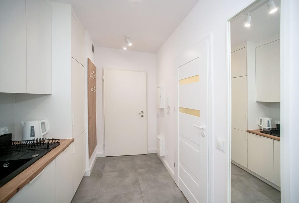Coffee/tea facilities, Kitchen or kitchenette, stove