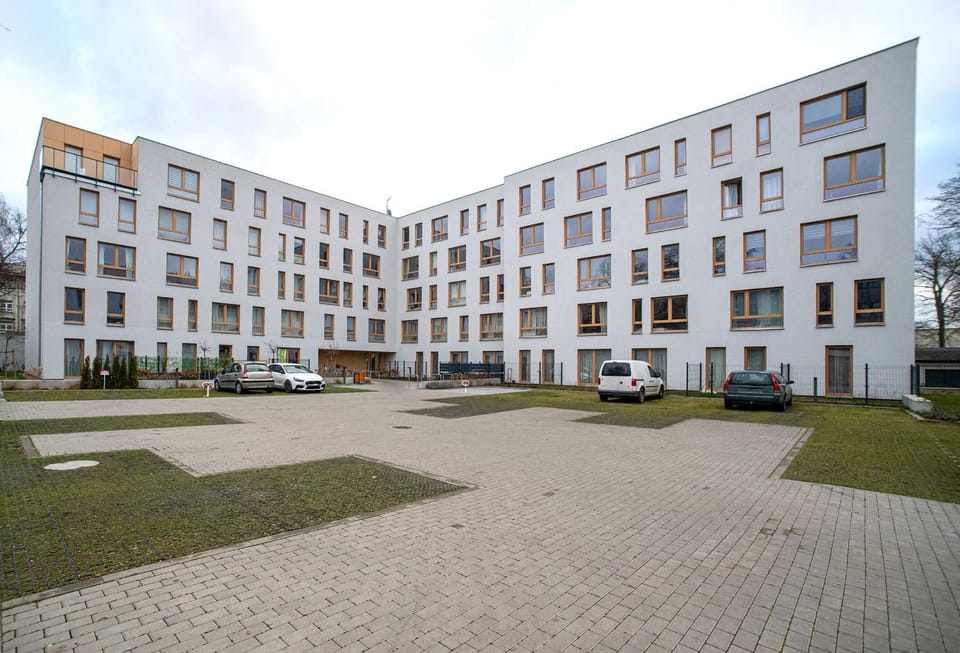 Property building, Day, Neighbourhood, Street view, Location, Parking