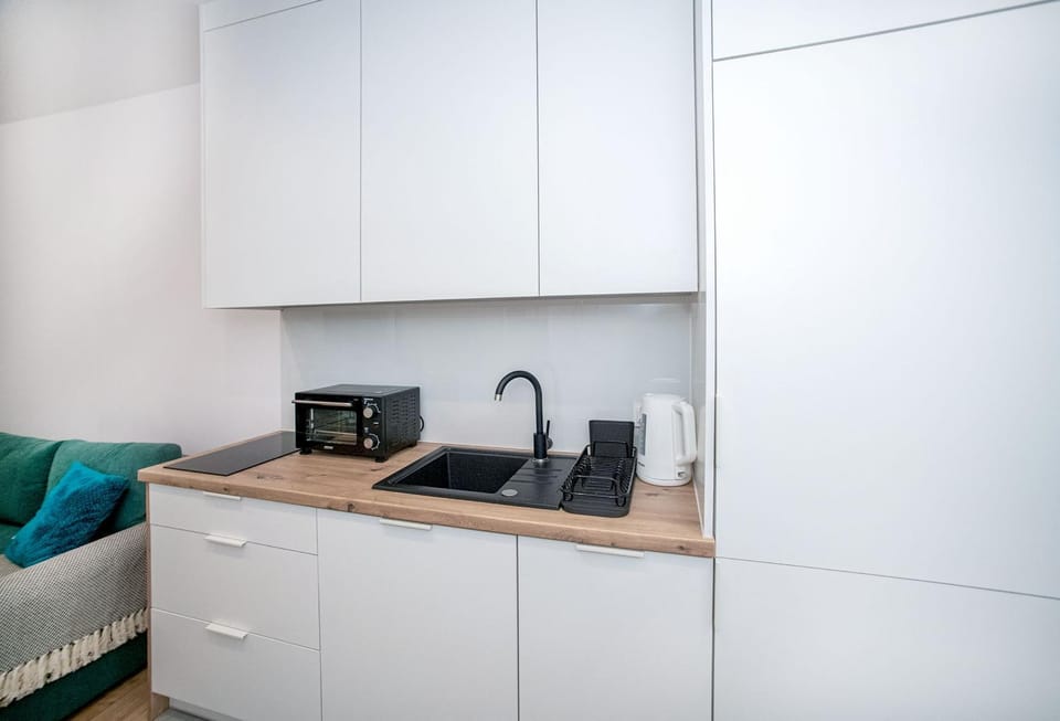 Coffee/tea facilities, Kitchen or kitchenette, stove