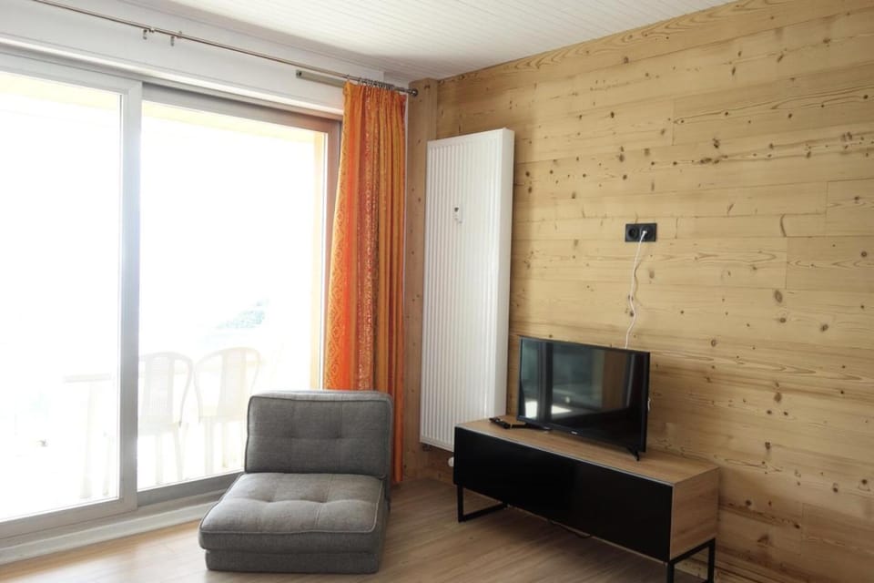 Bed, Living room, fireplace