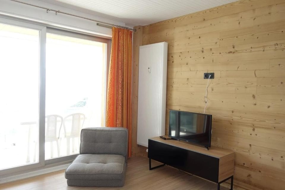 Bed, Living room, fireplace