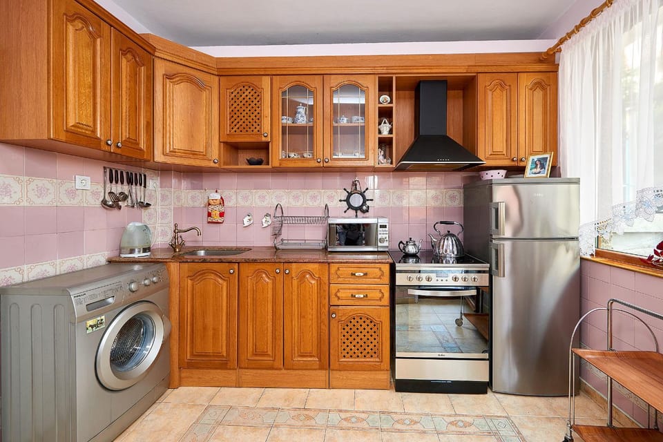 Coffee/tea facilities, Kitchen or kitchenette, oven, stove, toaster