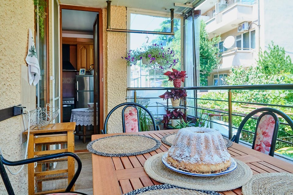 Patio, Day, Balcony/Terrace, Food and drinks, Seating area
