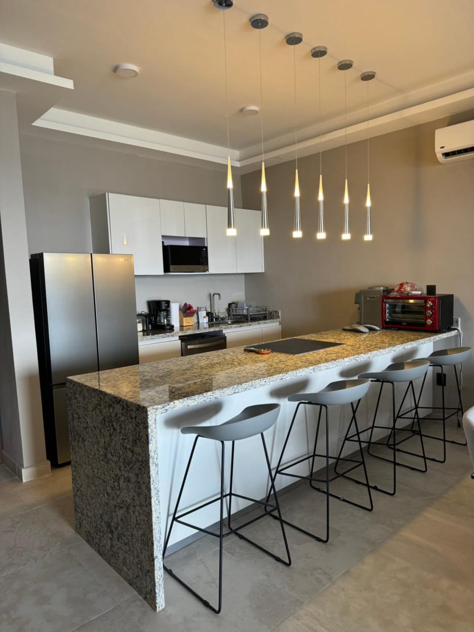 Coffee/tea facilities, Kitchen or kitchenette, oven, stove, toaster