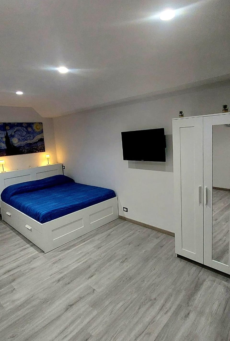Communal lounge/ TV room, Bed, TV and multimedia, Photo of the whole room, Evening entertainment, Bedroom, wardrobe