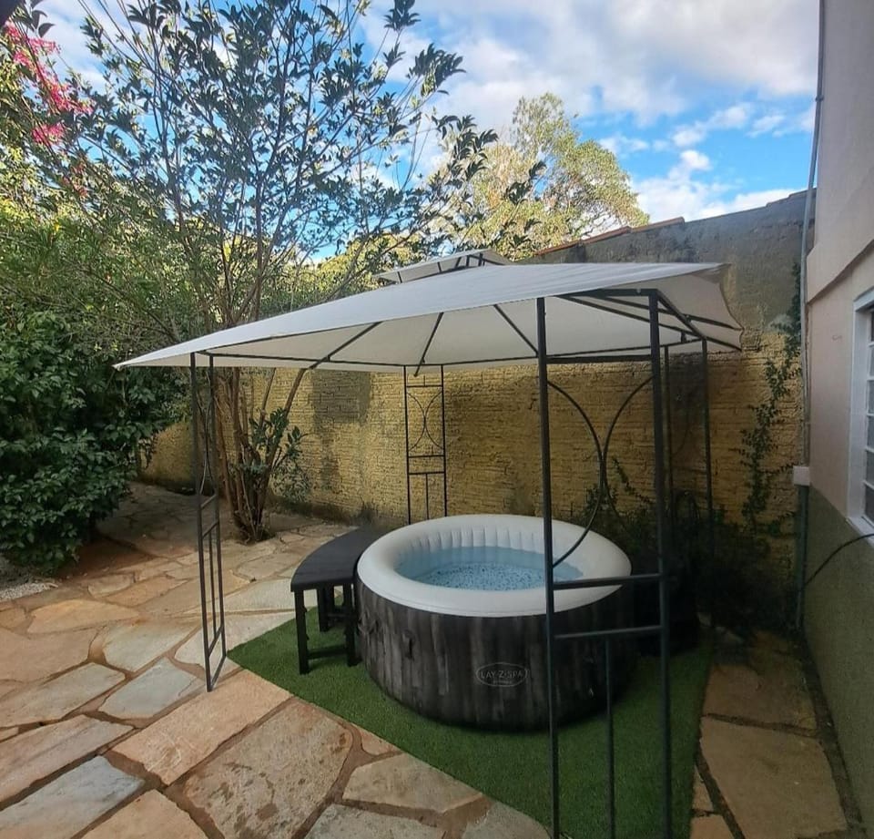 Casa Verde, Paz e Aconchego, a 1 km da rua do lazer, espaçosa, calma para descansar e jacuzzi quentinha para relaxar! House in Pirenópolis