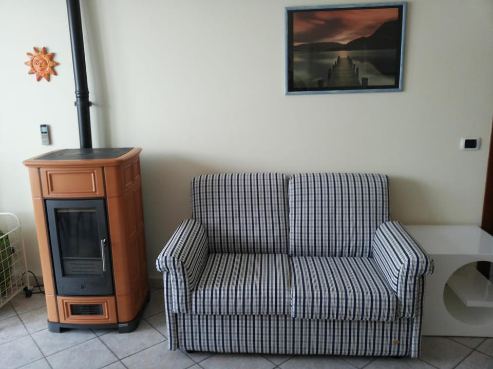 Communal lounge/ TV room, Library
