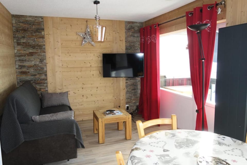 Bed, fireplace