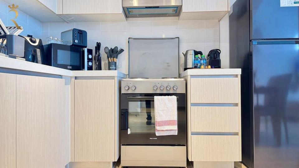 Kitchen or kitchenette, oven
