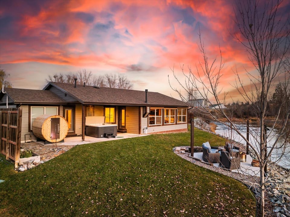 Property building, Natural landscape, Hot Tub, Sauna, Garden view, River view, Drinks, Sunrise, Sunset