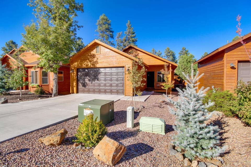 Walk to Rainbow Lake: High Country Retreat w/ Deck House in Pinetop-Lakeside