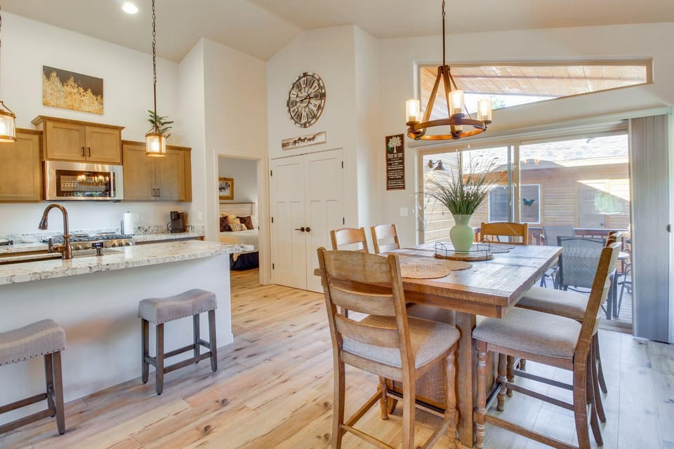 Walk to Rainbow Lake: High Country Retreat w/ Deck House in Pinetop-Lakeside