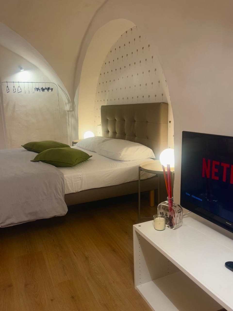 Bed, TV and multimedia, Bedroom